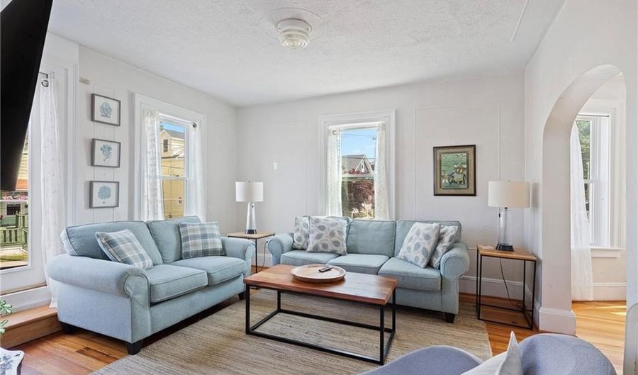 7 Carroll Ave 2, Newport, RI 02840 - 4 Beds, 3 Bath