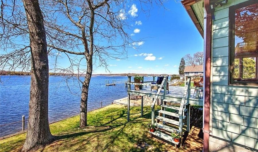 35 Hanson Rd, Barrington, RI 02806 - 2 Beds, 1 Bath