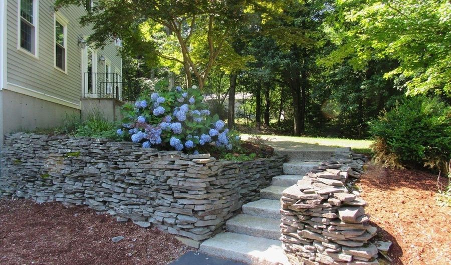 5 Strawberry Ln, Billerica, MA 01821 - 4 Beds, 3 Bath