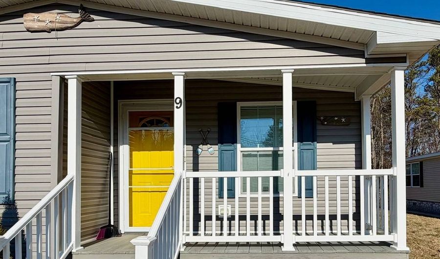 9 Commodore Dr, Biddeford, ME 04005 - 3 Beds, 2 Bath