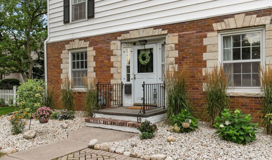1521 S MEMORIAL Dr, Appleton, WI 54915 - 3 Beds, 2 Bath