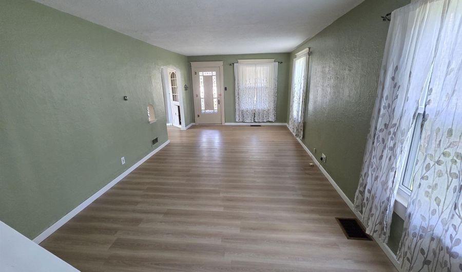 254 Center St, Auburn, IN 46706 - 3 Beds, 2 Bath