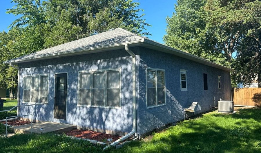 135 N Elm St, Ainsworth, NE 69210 - 2 Beds, 2 Bath