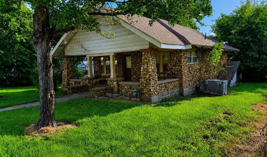 203 N Walnut St, Anderson, MO 64831 - 2 Beds, 1 Bath