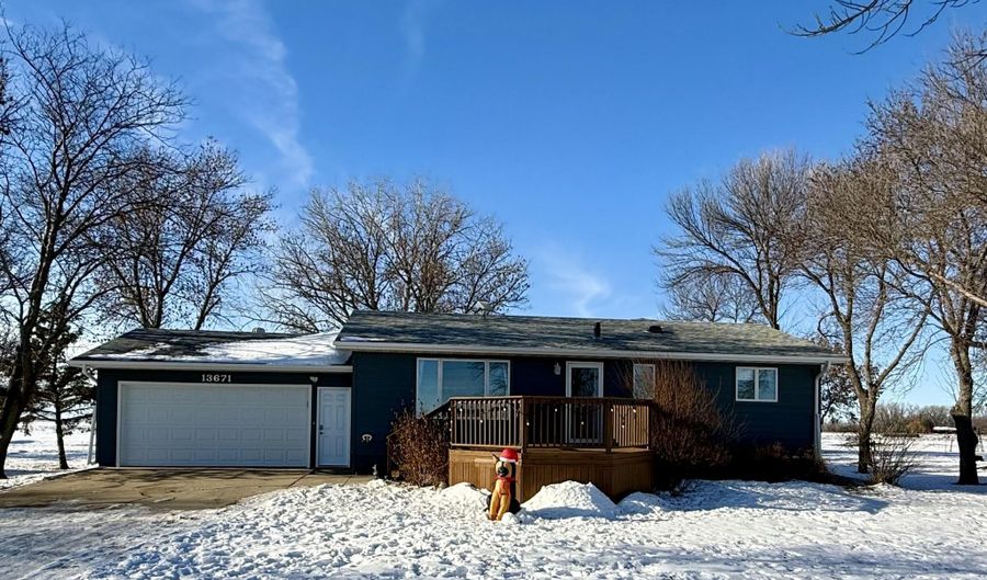 13671 387th Ave, Aberdeen, SD 57401 - 6 Beds, 3 Bath