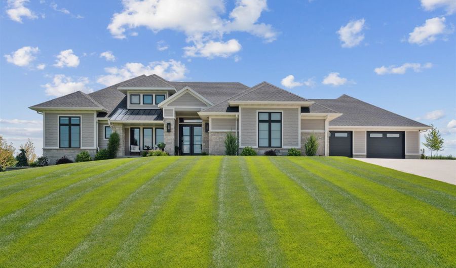 3047 SE Deer Run, Dyersville, IA 52040 - 4 Beds, 4 Bath