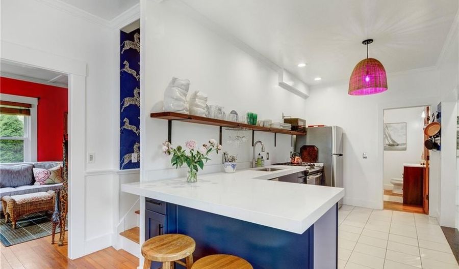 24 Hunter Ave, Newport, RI 02840 - 2 Beds, 2 Bath