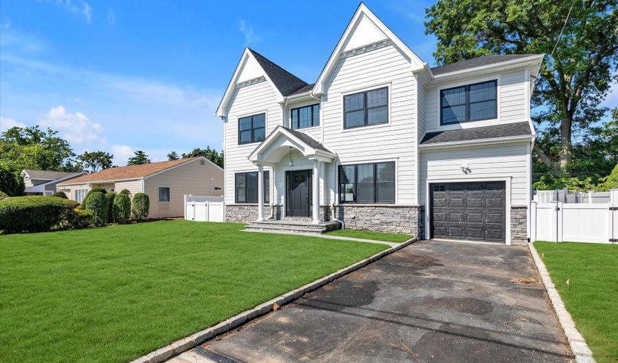 109 Greenway, Albertson, NY 11507 - 4 Beds, 4 Bath
