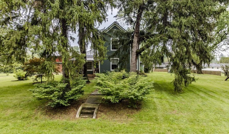 724 N Water St, Albany, IN 47320 - 4 Beds, 3 Bath