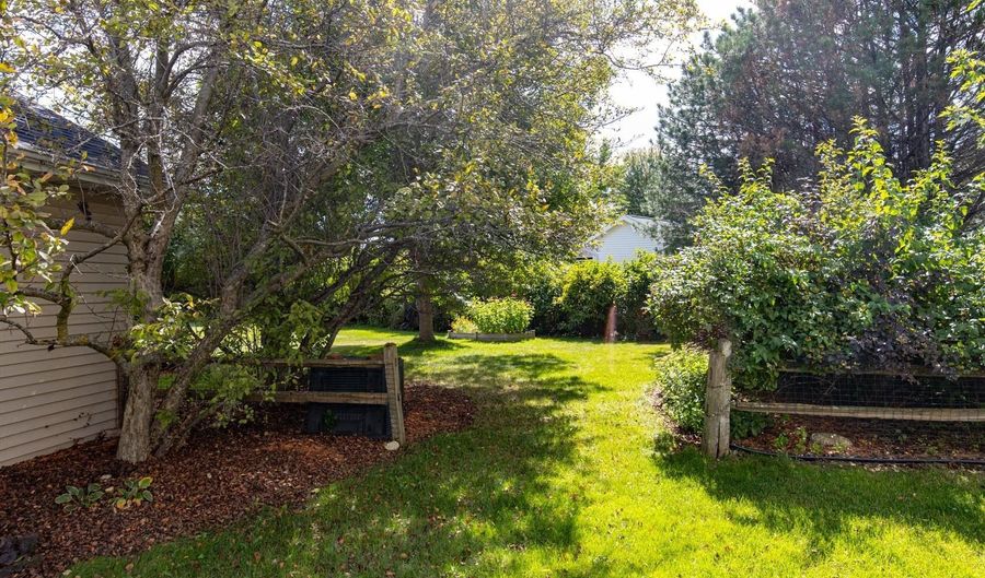 W2567 RIDGEBROOK Court, Appleton, WI 54915 - 3 Beds, 2 Bath
