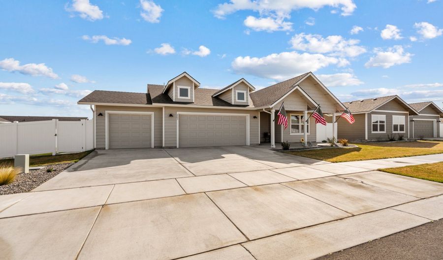 205 RIVER RIDGE Dr, Boardman, OR 97818 - 3 Beds, 2 Bath