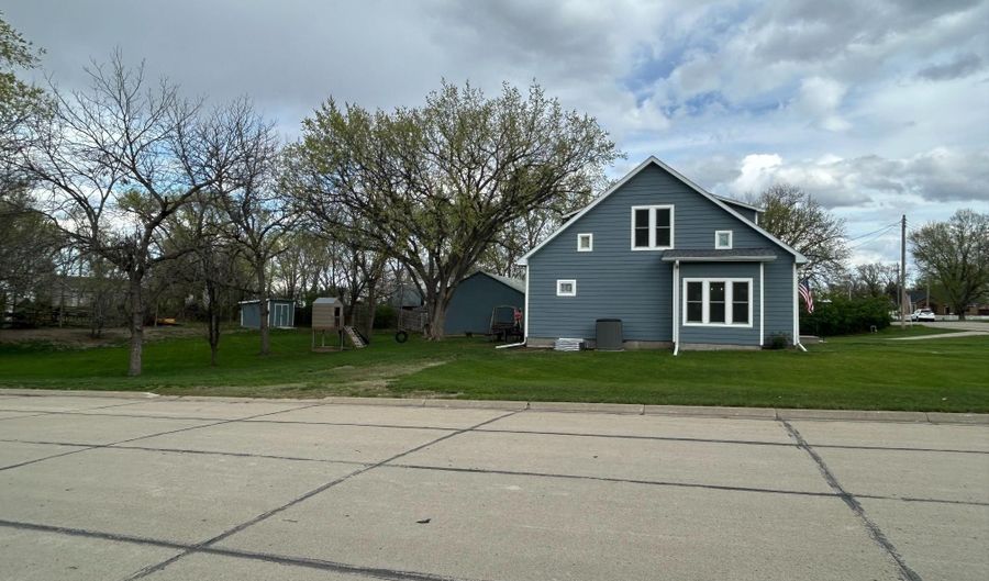 144 W. 6th St, Ainsworth, NE 69210 - 4 Beds, 3 Bath