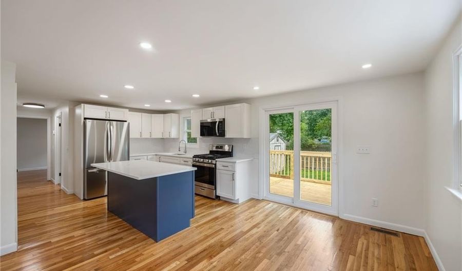 28 Wesleyan Ave, Warwick, RI 02886 - 3 Beds, 1 Bath