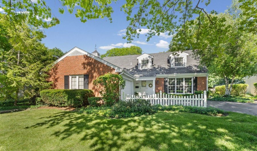 1533 N Belmont Ave, Arlington Heights, IL 60004 - 4 Beds, 3 Bath