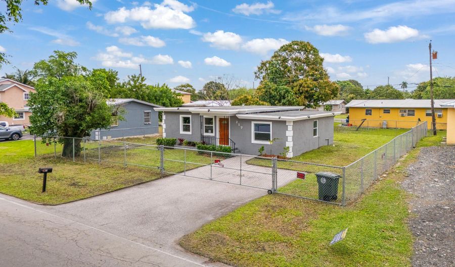217 NW 14th St, Belle Glade, FL 33430 - 3 Beds, 2 Bath