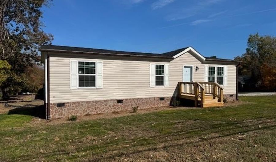 123 Pine St, Appomattox, VA 24522 - 3 Beds, 2 Bath