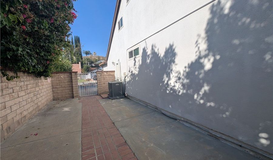 30516 Sandtrap Dr, Agoura Hills, CA 91301 - 4 Beds, 3 Bath