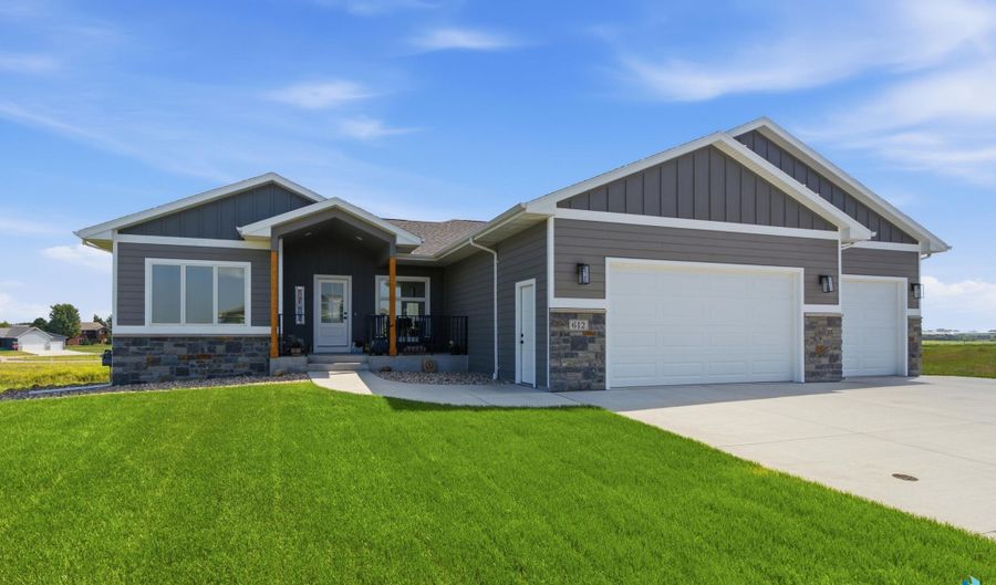 612 Iver Ave, Baltic, SD 57003 - 5 Beds, 3 Bath