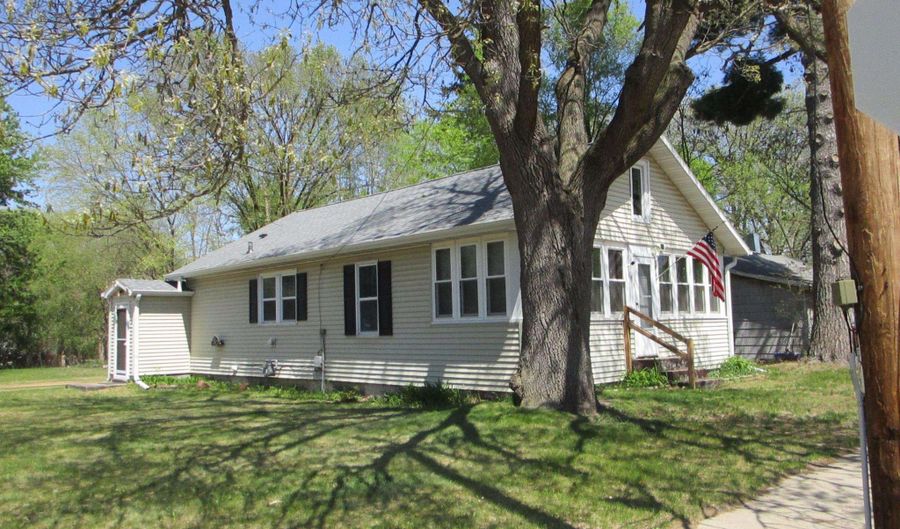454 Center St, Adams, WI 53910 - 2 Beds, 1 Bath