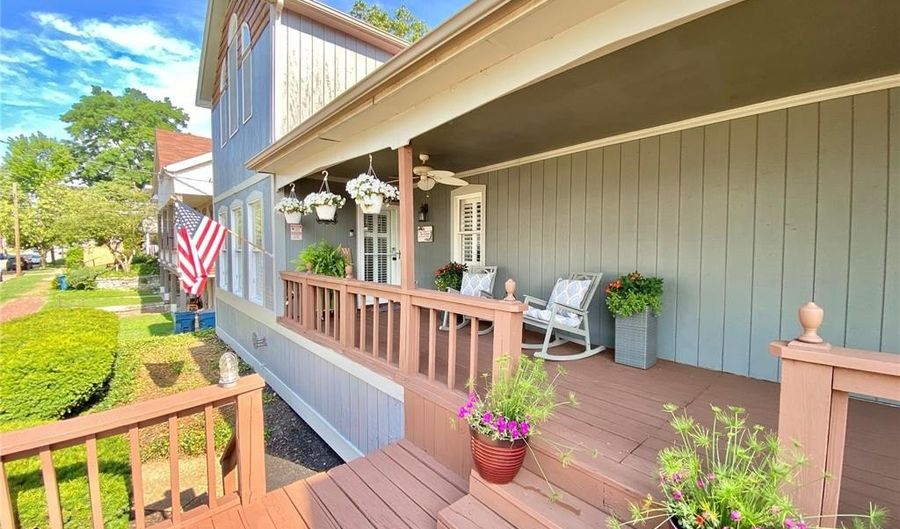 436 E 3rd St B, Alton, IL 62002 - 3 Beds, 2 Bath