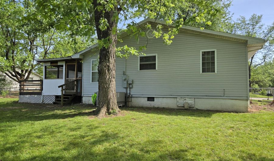 651 W Pearl St, Aurora, MO 65605 - 4 Beds, 2 Bath