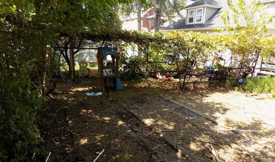 23 Evergreen St, Bristol, CT 06010 - 4 Beds, 2 Bath