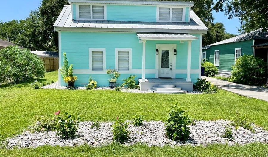 110 14th St, Apalachicola, FL 32320 - 2 Beds, 2 Bath