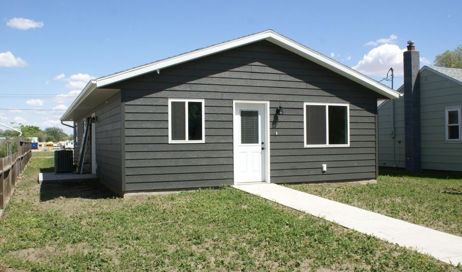 915 S 9th St, Aberdeen, SD 57401 - 3 Beds, 1 Bath