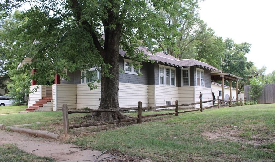 320 N Lincoln Ave, Anthony, KS 67003 - 3 Beds, 2 Bath