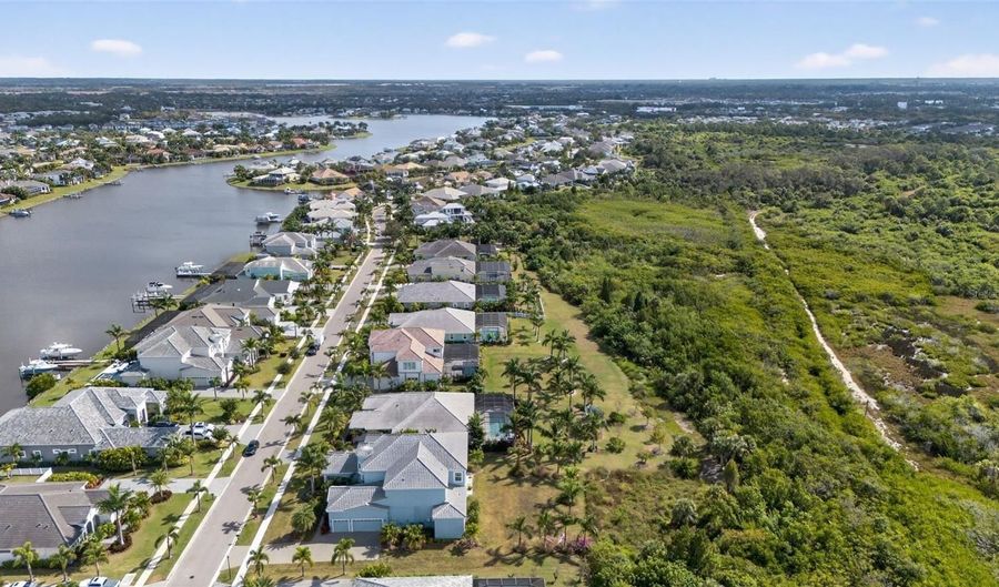 830 MANNS HARBOR Dr, Apollo Beach, FL 33572 - 4 Beds, 4 Bath