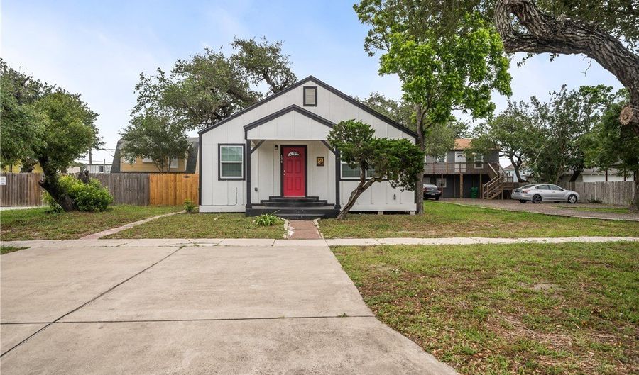 131 S Rife St, Aransas Pass, TX 78336 - 3 Beds, 2 Bath