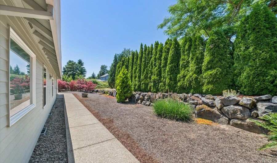 20707 YUKON St, Aurora, OR 97002 - 3 Beds, 2 Bath