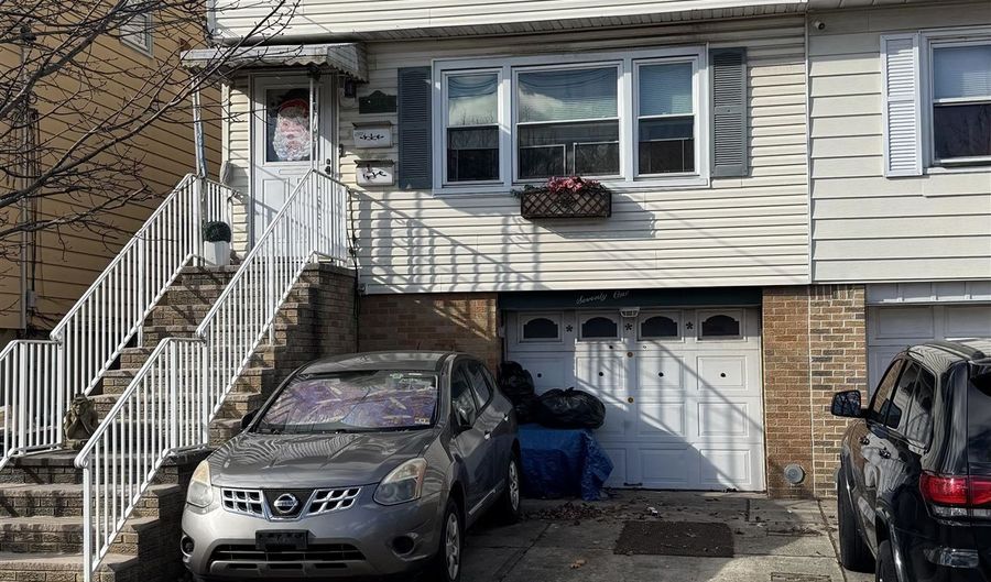 71 PROSPECT Ave 2nd Floor, Bayonne, NJ 07002 - 3 Beds, 1 Bath