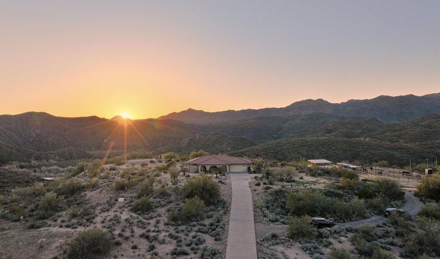 35190 S APRIL Dr, Black Canyon City, AZ 85324 - 3 Beds, 2 Bath