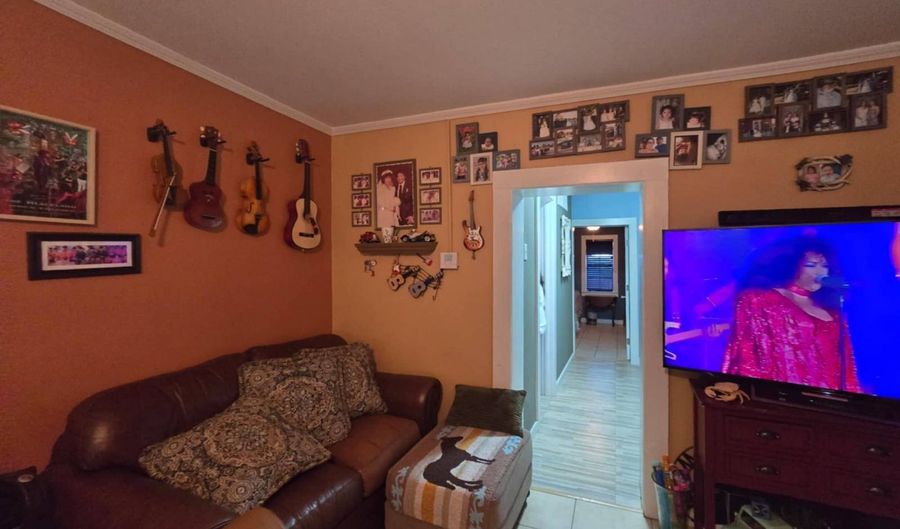 707 W Ave F, Alpine, TX 79830 - 2 Beds, 2 Bath