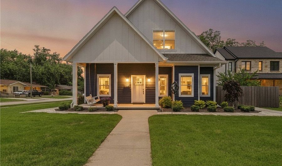616 2nd St, Bentonville, AR 72712 - 4 Beds, 4 Bath