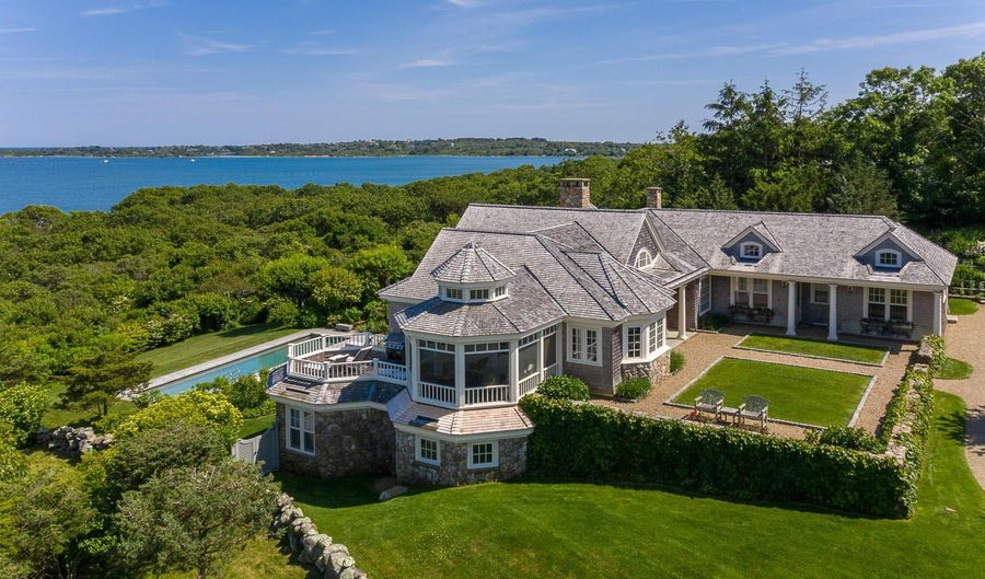 7 Clay Pit Ln, Aquinnah, MA 02535 - 5 Beds, 5 Bath