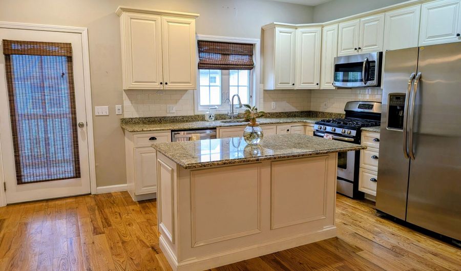15 Old Oak Dr 15, Brookfield, CT 06804 - 3 Beds, 4 Bath