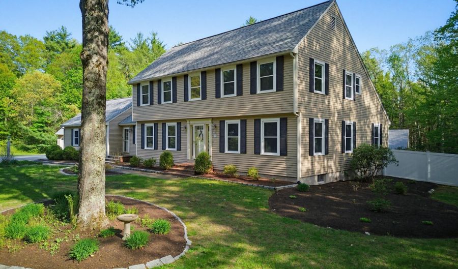 17 Dudley Rd, Brentwood, NH 03833 - 4 Beds, 3 Bath