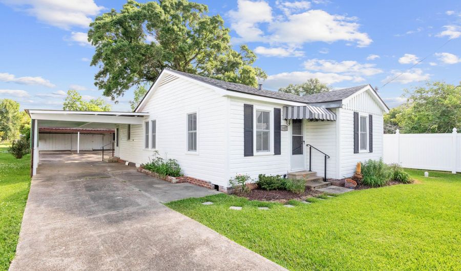 1617 Oscar St, Abbeville, LA 70510 - 2 Beds, 1 Bath