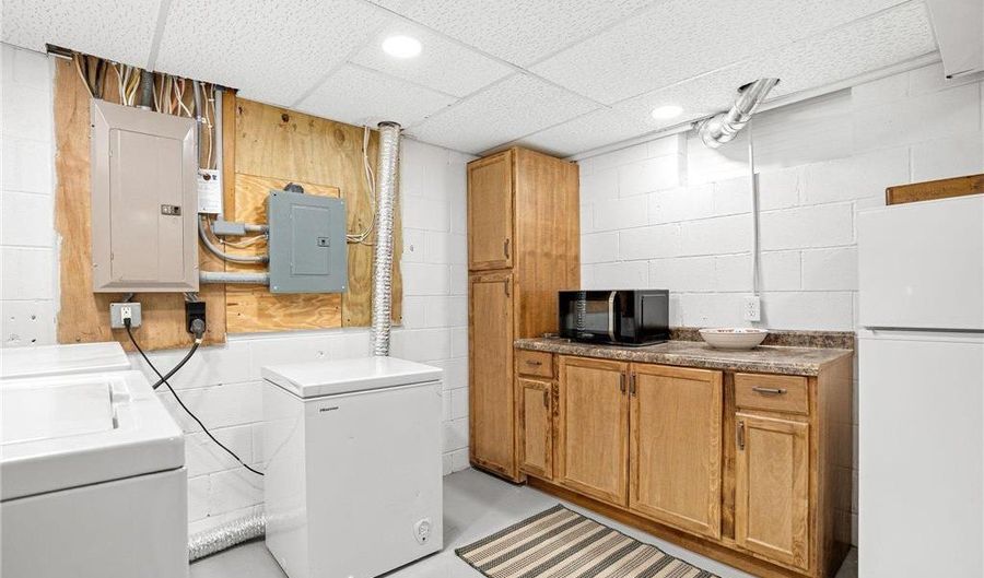 2104 W Oakland Ave, Austin, MN 55912 - 4 Beds, 3 Bath