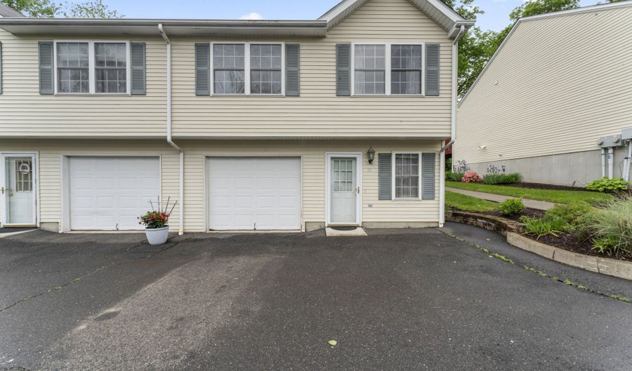 56 Pembroke Rd APT 11, Danbury, CT 06811 - 2 Beds, 2 Bath