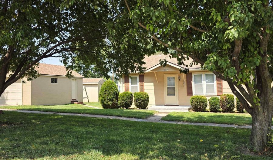 1212 10th St, Auburn, NE 68305 - 2 Beds, 1 Bath