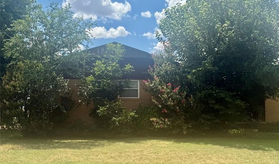 2005 N Canary Ln, Altus, OK 73521 - 3 Beds, 2 Bath