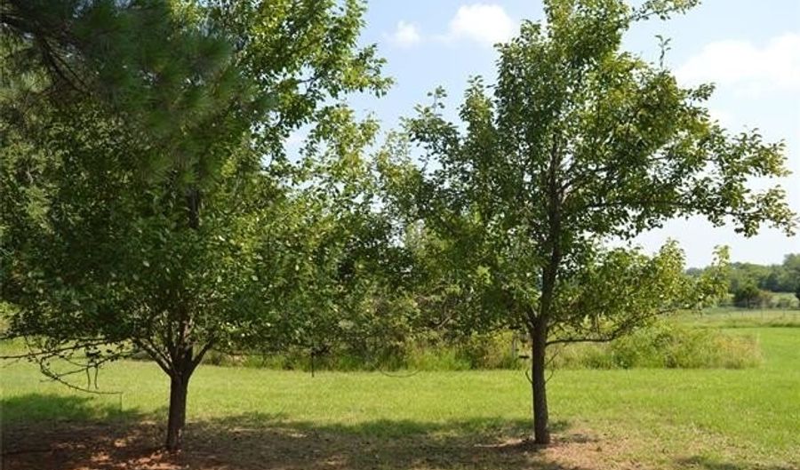 561 W Redbud Ln, Atoka, OK 74525 - 2 Beds, 2 Bath