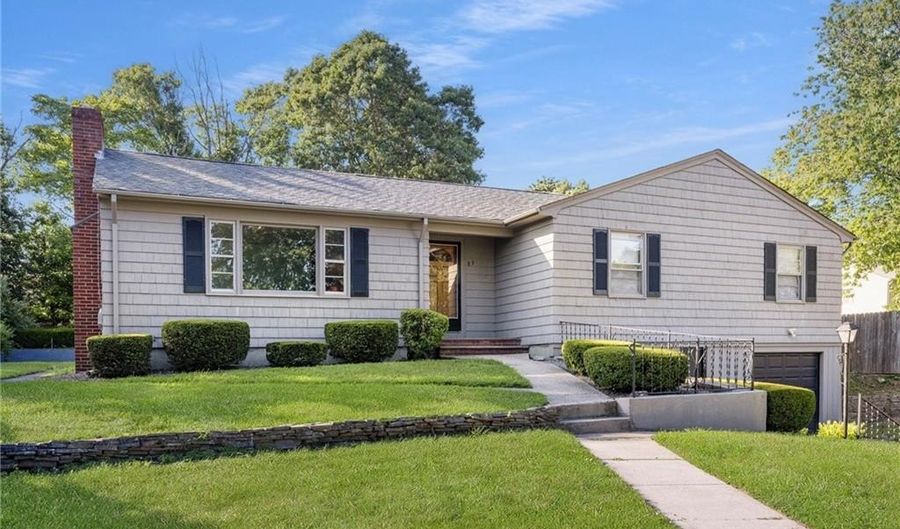 83 FESSENDEN St, Warwick, RI 02886 - 3 Beds, 2 Bath