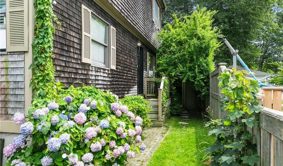 38 Harrison Ave 2, Newport, RI 02840 - 2 Beds, 1 Bath