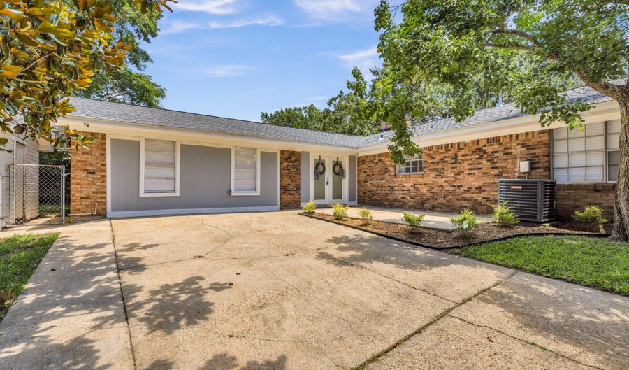 729 Canterbury Dr, Biloxi, MS 39532 - 3 Beds, 2 Bath