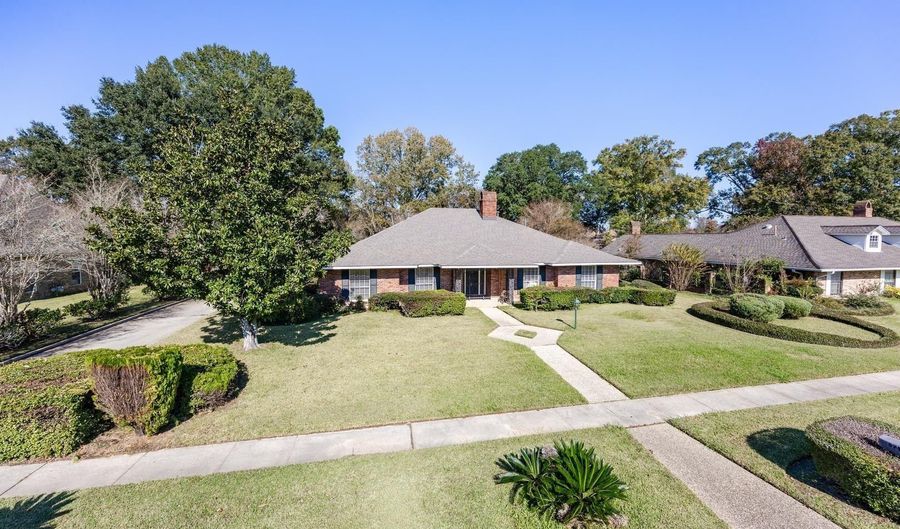 5715 Stratford Ave, Baton Rouge, LA 70808 - 4 Beds, 3 Bath
