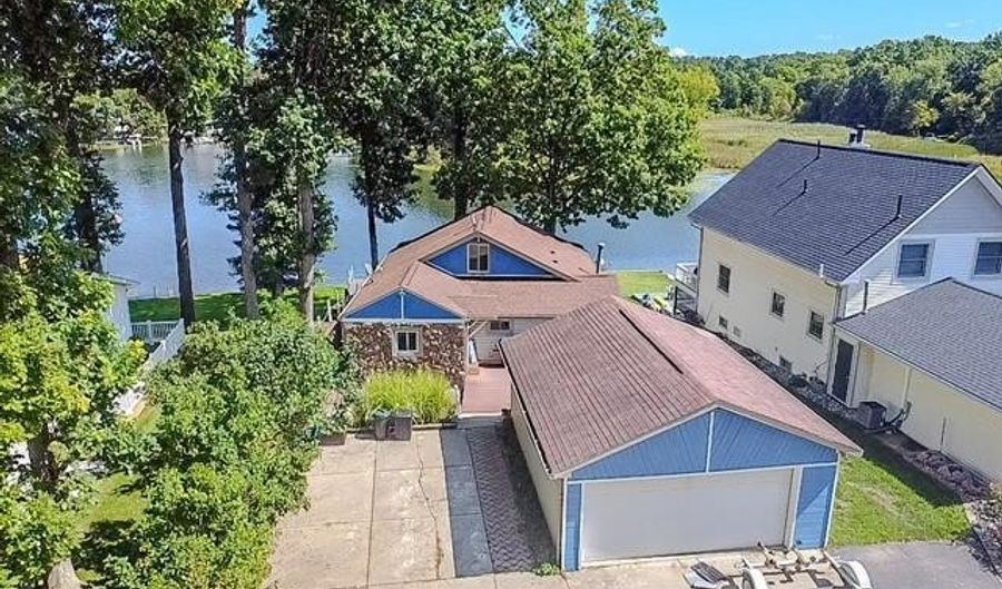 16431 Oak Hill Dr, Argentine, MI 48430 - 3 Beds, 4 Bath